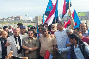 المستشار محسن القشم يشارك في موكب أبناء الشعيب الواصل إلى ساحة الإعتصام بالعاصمة عدن