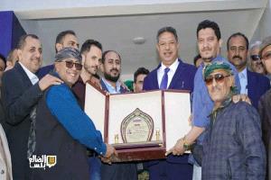 أُسرة شُهداء آل الشوبجي تكرم الشيخ محسن القشم تقديرًا لعطائه المستمر ومواقفه الوطنية النبيلة