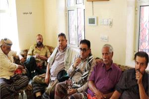 المعزيين يتوافدون إلى الشعيب لليوم الثالث لتقديم العزاء لأسرة الفقيد القشم.