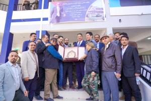 أسرة الشهيد يحيى الشوبجي تكرم الشيخ محسن القشم بدرع الوفاء تقديرًا لعطائه الإنساني ومواقفه الوطنية